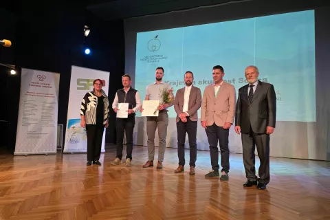 natečaj najuspe&scaron;nej&scaron;a podeželska skupnost v Sloveniji, podelitev priznanj, predstavniki Sorice / Foto: arhiv Dru&scaron;tva za razvoj slovenskega podeželja