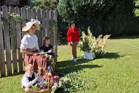 Lana Rakovec kot Ivanina sestra Fani, ki plete kito,. Žiga in Patrik Stele ter Hana Prevodnik so oživili motiv z znamenite slike Poletje. / Foto: Jože Ko&scaron;njek