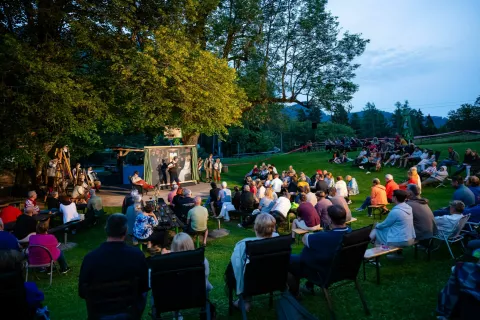 gledali&scaron;ka premiera Kako je Trebu&scaron;nik hodil na TriglavFarno kulturno dru&scaron;tvo Koro&scaron;ka Bela, Dom Pristava Javorni&scaron;ki Rovt 19. junij 2026 / Foto: Nik Bertoncelj