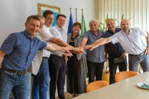 Vabilu gostiteljice, županje Občine Solčava Katarine Prelesnik, na srečanje se je odzvalo lepo &scaron;tevilo županov. Med njimi z Gorenjske župan Preddvora Rok Roblek, Jezerskega Andrej Karničar, Cerkelj na Gorenjskem Franc Čebulj, tudi župan Kamnika Matej Slapar.  / Foto: arhiv organizatorja,Katarina Poi&scaron;kruh 