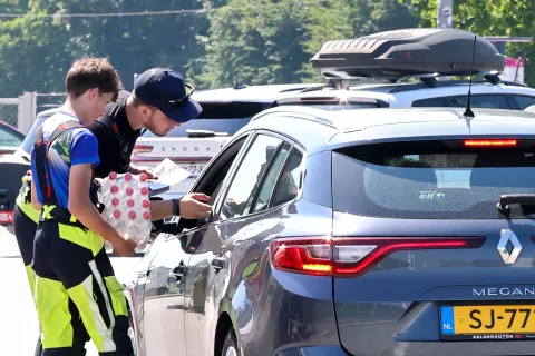 dogodek Zavod Re&scaron;evalni pas Re&scaron;evalni pas re&scaron;uje, hitrost, izvoz iz AC uvoz na počivali&scaron;če Radovljica proti LJ, promet, prikaz re&scaron;evanje, vročina delili vodo voda za &scaron;oferje / Foto: Tina Dokl
