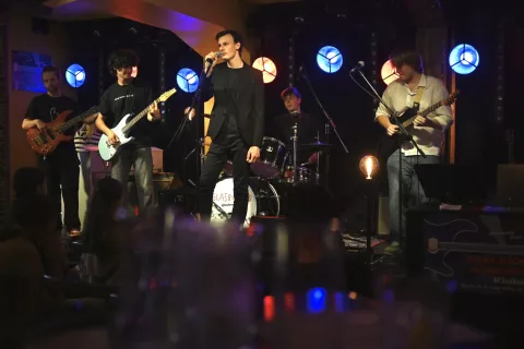 Kranjski Klubar v juniju že tradicionalno postane prostor, kjer se glasba preseli iz učilnic na pravi oder.  / Foto: arhiv organizatorja, Jana Jocif