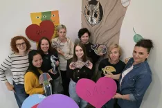 Udeleženke projekta z mozaiki, ki so jih ustvarile, izkupiček pa namenile letovanju otrok. / Foto: arhiv ljudske univerze jesenice