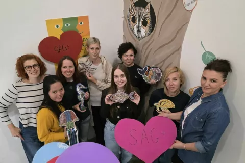 Udeleženke projekta z mozaiki, ki so jih ustvarile, izkupiček pa namenile letovanju otrok. / Foto: arhiv ljudske univerze jesenice
