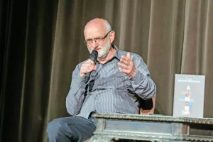 Miha Naglič je predstavil svojo novo knjigo Žirovski besednjak. / Foto: Tina Dokl Foto: 