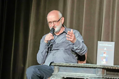 Miha Naglič je predstavil svojo novo knjigo Žirovski besednjak. / Foto: Tina Dokl Foto: 