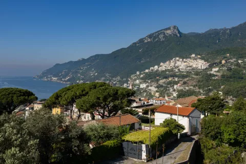 Amalfijska obala se na vzhodu začne z mestom Vietri sul Mare. / Foto: Peter Ko&scaron;enina