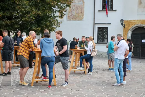 Radovlji&scaron;ko poletje četrtki na trgu rokodelski sejem okusi Radolce koncert Linhartov trg turisti poletje občina Radovljica / Foto: Tina Dokl