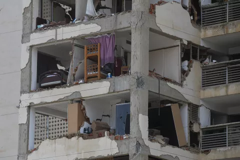 Venezuela, La Guaira. Posledice unicujocih potresov v Venezueli. Obalna zvezna drzava La Guaira na severu Venezuele je bila v potresu najbolj prizadeta, saj je popolnoma porusilo vec deset zgradb. / Foto: Xinhua/STA