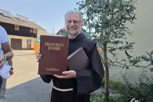 Jubilant pater dr. Robert Bahčič na praznični dan s knjigo o Franči&scaron;ku Asi&scaron;kemu. / Foto: Jože Ko&scaron;njek