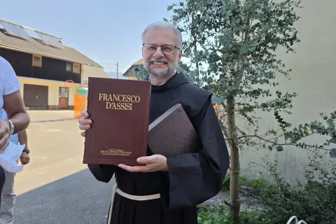 Jubilant pater dr. Robert Bahčič na praznični dan s knjigo o Franči&scaron;ku Asi&scaron;kemu. / Foto: Jože Ko&scaron;njek