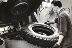 V tovarni avtopla&scaron;čev Sava Semperit je bilo leta 1975 kljub novim strojem delo &scaron;e vedno fizično naporno. / Foto: Drago Holynski, hrani Fototeka Gorenjskega muzeja