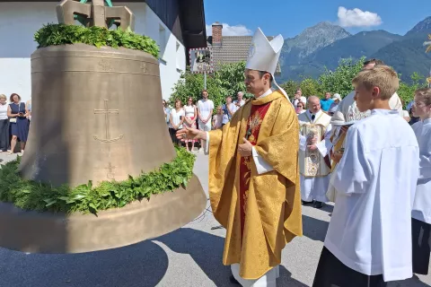 Takole je junija nad&scaron;kof in pape&scaron;ki nuncij v Demokratični republiki Kongo dr. Mitja Leskovar posvečeval nove bronaste zvonove v Tupaličah. Marsikje po svetu pa si kristjani ne morejo privo&scaron;čiti niti primernih cerkva, &scaron;e manj pa zvonov, ki bi vabili k službi božji. / Foto: Jože Ko&scaron;njek