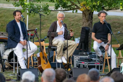 Poletni festival Ka&scaron;Art Žirovnica 2026Pre&scaron;erna noč v Vrbi koncert Aleksander Mežek in Gal GjurinŽirovnica Vrba 5. julij 2026Pogovor iz leve Gal Gjurin, Aleksander Mežek in Jure Longyka / Foto: Nik Bertoncelj