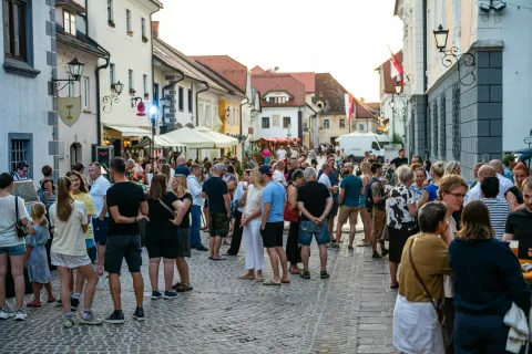 Četrtki na trgu 2026Koncert Ma&scaron;a Cilen&scaron;ek band in gostjeRadovljica Linhartov trg 2. julij 2026 / Foto: Nik Bertoncelj