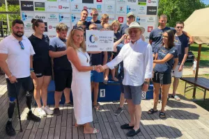 Radovlji&scaron;ke paraplavalce je obiskala predstavnica Rotary Club Ljubljana Carniola in jim v družbi Darka Đurića predala donacijo. / Foto: arhiv kluba