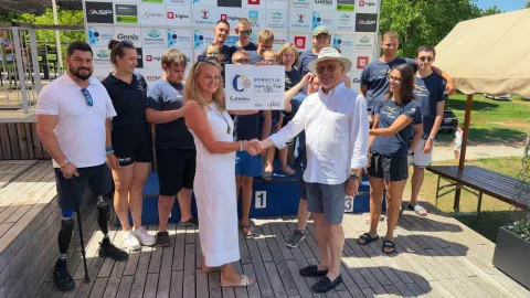 Radovlji&scaron;ke paraplavalce je obiskala predstavnica Rotary Club Ljubljana Carniola in jim v družbi Darka Đurića predala donacijo. / Foto: arhiv kluba