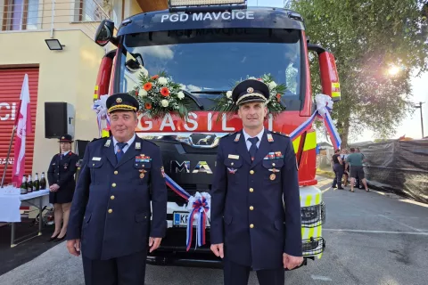 Predsednik in poveljnik PGD Mavčiče Albin Toni in Miha Stenovec pred novim vozilom. / Foto: Simon &Scaron;ubic