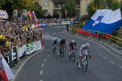 Tadej Pogačar (v ospredju) jutri začenja Dirko po Franciji, konec julija pa ga bodo navijači lahko znova pozdravili v domači Komendi, kjer se bo tridnevni kolesarski praznik začel 31. julija, ko bo Kriterij Tadeja Pogačarja, sprejem in koncert z Magnificom. / Foto: Peter Ko&scaron;enina