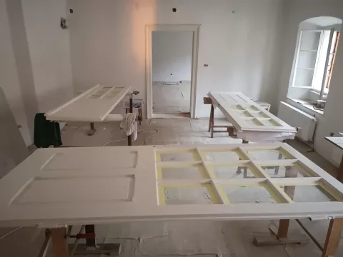 Večino oken, vrat in podbojev je Kati prenovila sama. / Foto: Jana Jocif