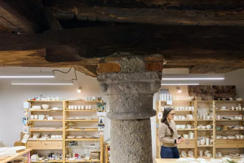 V pritlični prostorih domuje se nahaja ličen atelje Ur&scaron;ule Oitzl Magister. / Foto: Jana Jocif