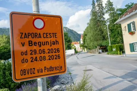 Zapora ceste ohromila življenje v kraju