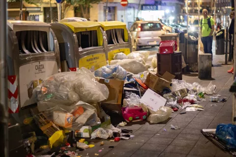 V Neaplju je smeti veliko, a povsod jih ni toliko kot na fotografiji. / Foto: Peter Ko&scaron;enina