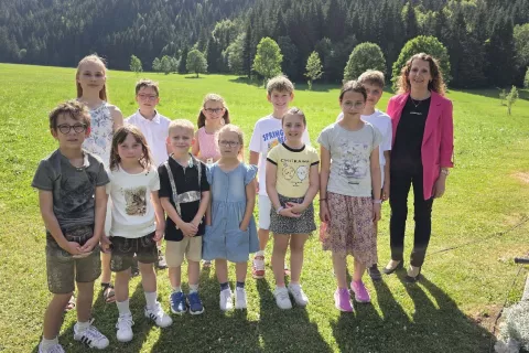 Otro&scaron;ki pevski zbor iz Slovenjega Plajberka z zborovodkinjo Andrejo Wieser &ndash; Laussegger, učiteljico na ljudski &scaron;oli v Borovljah in članico plajber&scaron;kega farnega sveta. / Foto: Jože Ko&scaron;njek