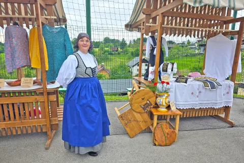 Nevenka Železnikar v kmečki narodni no&scaron;i, ki jo je izdelala sama / Foto: &Scaron;pela &Scaron;imenc