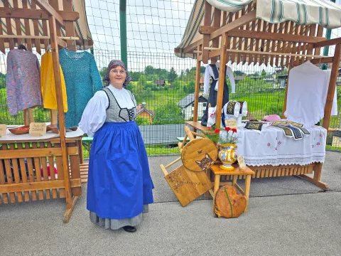 Nevenka Železnikar v kmečki narodni no&scaron;i, ki jo je izdelala sama / Foto: &Scaron;pela &Scaron;imenc