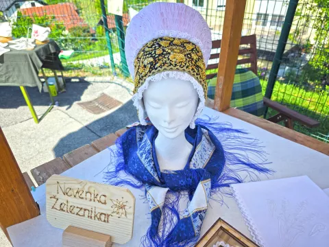 Izmed vseh delov narodne no&scaron;e Nevenka Železnikar najraje izdeluje pokrivala, med njimi so ji največji izziv avbe. / Foto: &Scaron;pela &Scaron;imenc