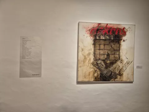 Ob delu Klavdija Palčiča Dekanos A, 2004, me&scaron;ana tehnika na platnu, pesem Srečka Kosovela Kons. Z / Foto: Igor Kavčič