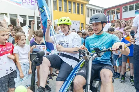 Nekdanji smučarski skakalec Cene Prevc je s kvadrociklom po Sloveniji opravil deset etap in več kot uspe&scaron;no zaključil 12. dobrodelno akcijo Radia 1 Dežela junakov. Danes, že nekoliko z razdalje, pravi, da so bili to polni dnevi, ki so mu dali veliko lepega. / Foto: arhiv Radia 1, Darja &Scaron;travs Tisu