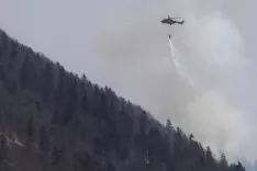 požar v naravi Poto&scaron;ka gora vas Potoče občina Preddvor ga&scaron;enje helikopter Slovenske vojske gasilci težko dostopen teren gozd suho obdobje brez padavin izjava za medije novinarska konferenca / Foto: Gorazd Kavčič