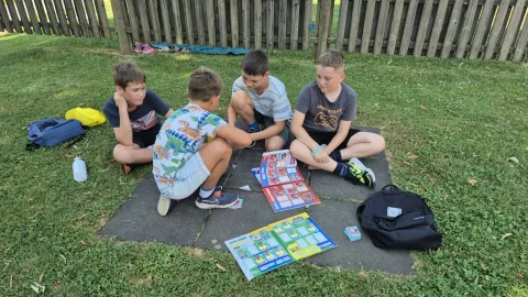 Fantje tudi izmenjavajo sličice junakov leto&scaron;njega svetovnega prvenstva. / Foto: Klara Mrak