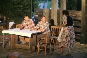 Program v okviru festivala Jezerska &scaron;torija je bil oblikovan podobno kot prej&scaron;nja leta: petkove večere so zaznamovale odigrane Jezerske &scaron;torije v Županovem kotu ali v Jenkovi kasarni / Foto: alenka brun