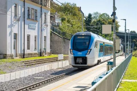 Vandalizem kartomat Slovenske železnice Železni&scaron;ka postaja RadovljicaVlak Slovenske železnice potni&scaron;ki vlak simbolične fotografije / Foto: Nik Bertoncelj
