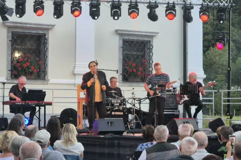 Oto Pestner je s svojo zasedbo izvrstnih glasbenikov navdu&scaron;il več kot petsto obiskovalcev koncert pri Viso&scaron;kem dvorcu. / Foto: Klara Mrak
