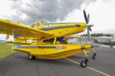 sprejem članov ekip za podporo ga&scaron;enju iz zraka pilotov piloti air tractor in helikopter v sloveniji in makedoniji voja&scaron;ko letali&scaron;če Brnik podelitev priznanj / Foto: Tina Dokl