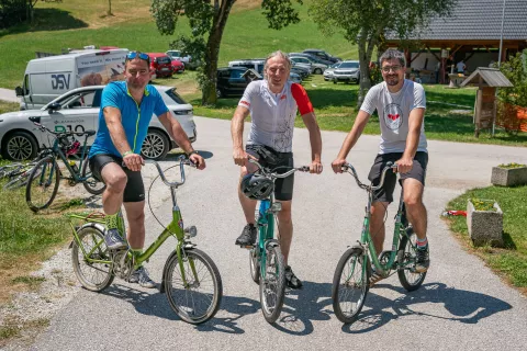 Bo&scaron;tjan Bernik, Vilko &Scaron;mid in Boris Dem&scaron;ar so se na dirko podali s poniji. / Foto: Simon Benedičič