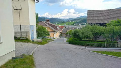 Projekt ureditve celovitega odvajanja vode v strmem delu Blego&scaron;ke ulice predvideva vkop cevovoda z zadrževalnikom. / Foto: Jure Ferlan