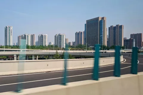 Weifang med vožnjo po avtocesti skozi mesto. / Foto: Nik Bertoncelj