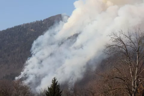 požar v naravo Poto&scaron;ka gora vas Potoče občina Preddvor ga&scaron;enje helikopter gasilci težko dostopen gozd vas Možjanca suho obdobje brez padavin / Foto: Gorazd Kavčič