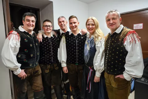 41 Pod Menge&scaron;ko marelo, kulturni dom Menge&scaron; na fotografiji Veseli Begunjčani / Foto: Tina Dokl