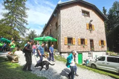 položitev venca sveča peterokraka zvezda partizani spomenik 8 padlim žrtvam Nem&scaron;ki okupator napad na Verbičeva koča Storži&scaron;ki bataljon dom pod Storžičem Storžič občina Tržič vas Lom pod Storžičem venec osvobodilna fronta planinska koča / Foto: Gorazd Kavčič