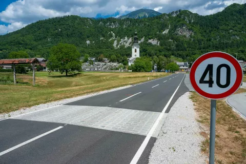 Prestrogi &raquo;ležeči policaji&laquo; na na&scaron;ih cestah