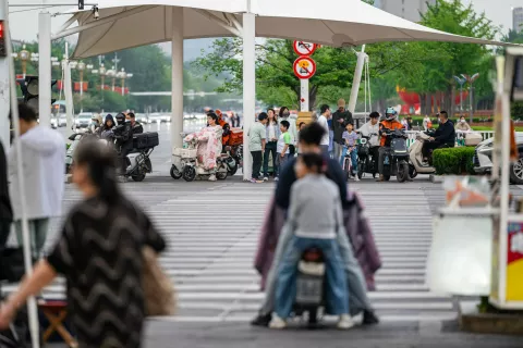 Prehod za pe&scaron;ce in motoriste preko ene izmed &scaron;ir&scaron;ih cest v mestu. / Foto: Nik Bertoncelj