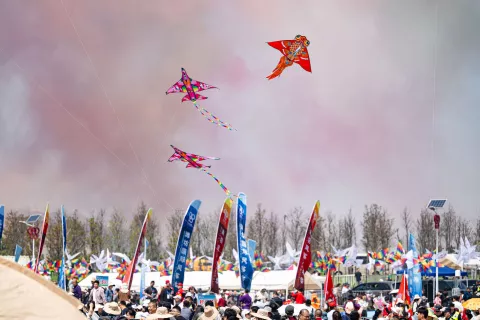 Ognjemet je v zraku pustil svoje sledi, ki so na&scaron;im objektivom tako ali drugače bili v pomoč, da tudi fotografije dobijo malo drugačen predih. / Foto: Nik Bertoncelj