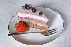 Skutina torta z jagodičevjem / Foto: Erika Jesenko