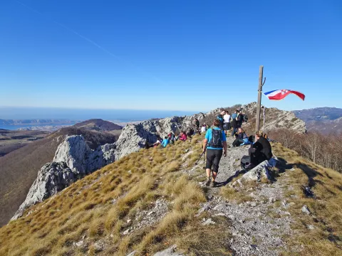Na vrhu Ljubičkega brda plapola hrva&scaron;ka zastava. / Foto: Jelena Justin